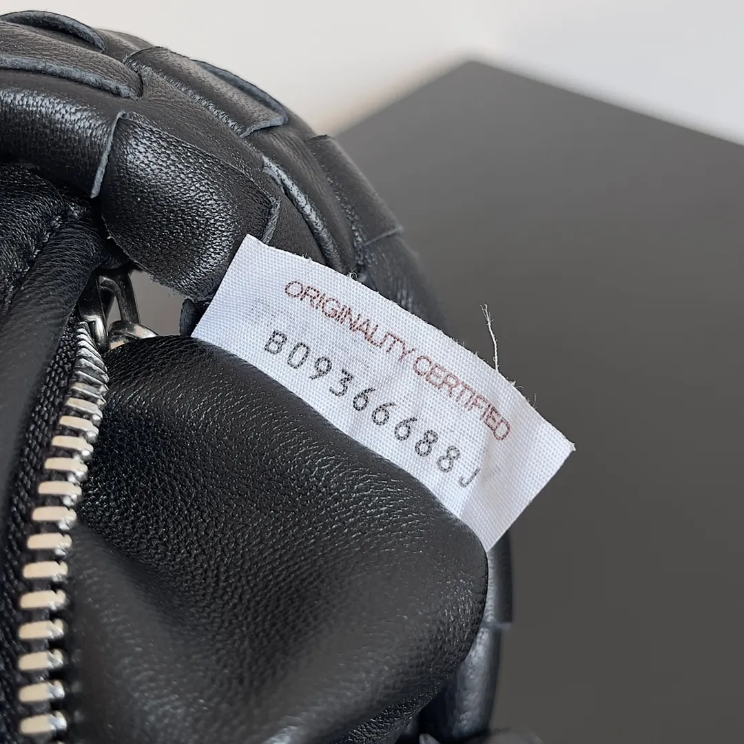 Batch 1080 BV super mini JODIE handbag, dumpling bag, braided knotted bag, simple, fashionable and super cute🍒Every color is high-end. It is a smaller version of the original mini version🤣It can only hold cuteness🍓🍓The upper body is fashionable and romantic. The fashionable bags created by Daniel Lee are really more and more favored by street experts. Style number: 730828 Size: 17*16*6.5